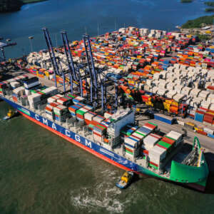 Navío «verde» capaz de transportar más de 145.000 toneladas atraca en TCP